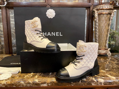 CHANEL 大logo菱格馬丁靴 黑白