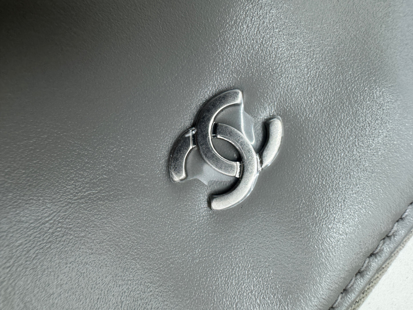 CHANEL 22 Bag Medium 23C淺灰色銀扣