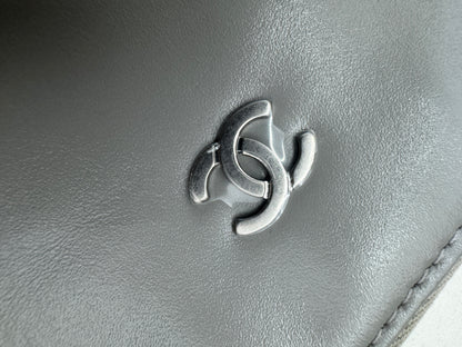 CHANEL 22 Bag Medium 23C淺灰色銀扣