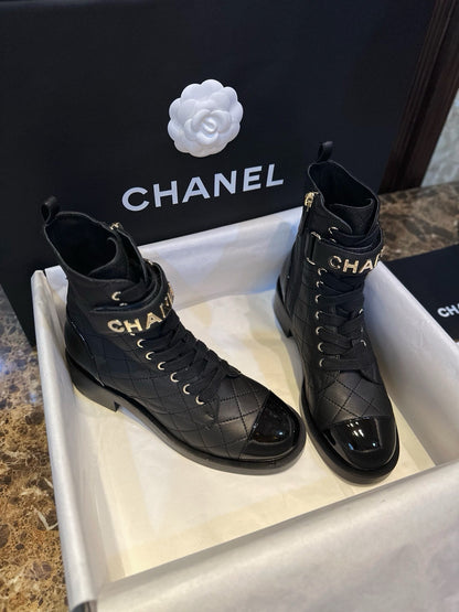 CHANEL 羊皮菱格 機車靴 logo字母￼23A