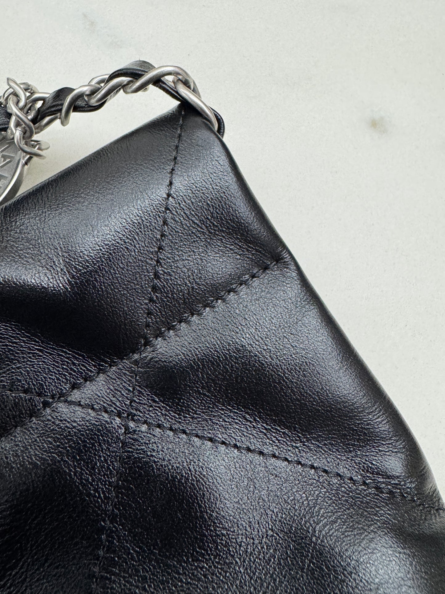 CHANEL 22Bag 黑銀 Medium