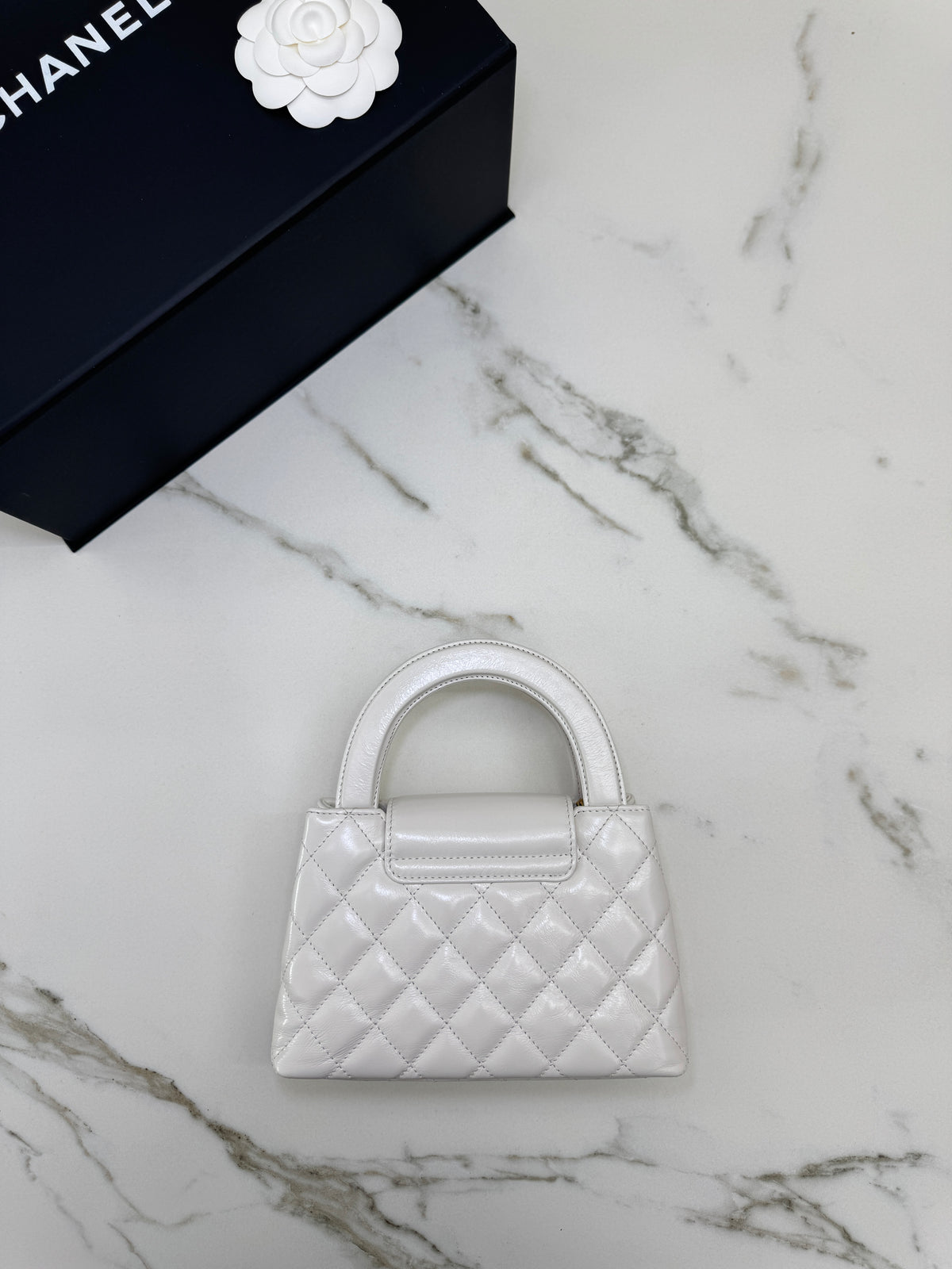 CHANEL Kelly 白色皺紋光面牛皮