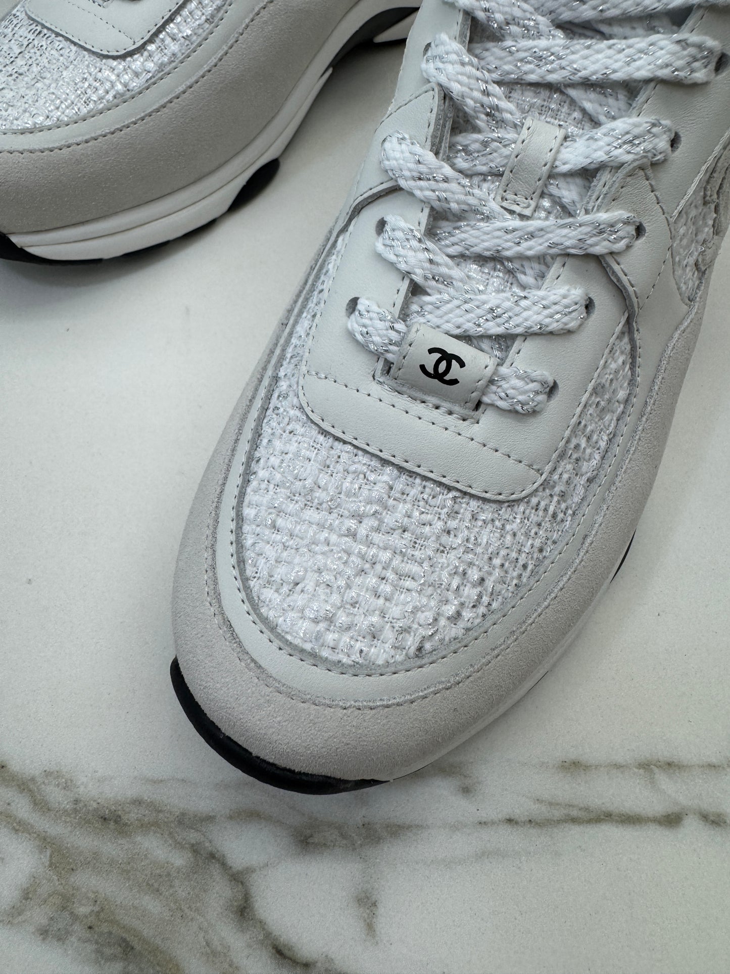 CHANEL 銀白色粗花呢Tweed Sneakers