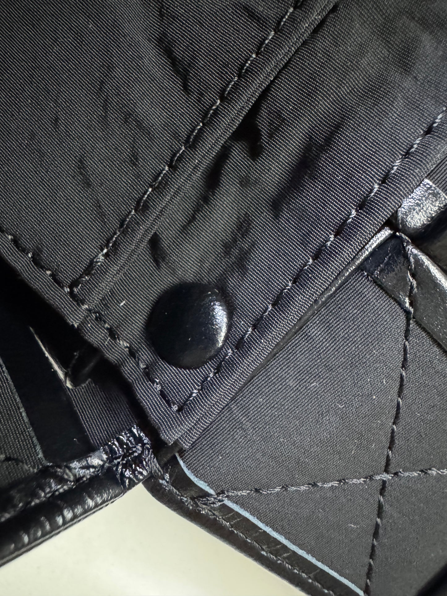 BV 8格油臘皮腰包