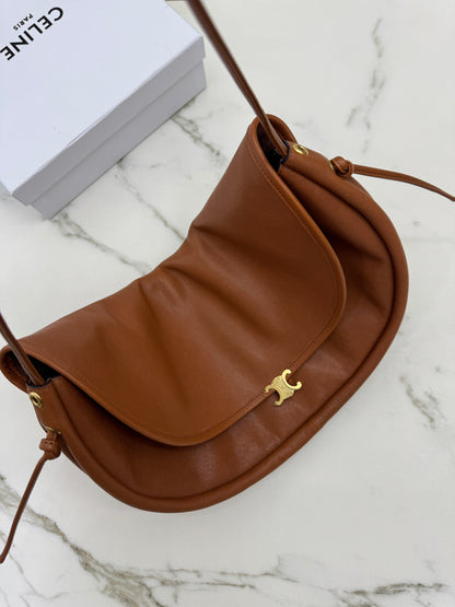 CELINE Soft Triomphe Half Moon 焦糖棕