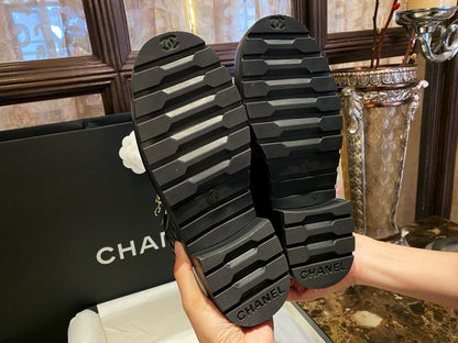 CHANEL 菱格衘扣馬丁靴 ￼
