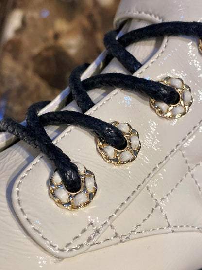 CHANEL 亮面皺牛皮 菱格馬丁靴 黑白色