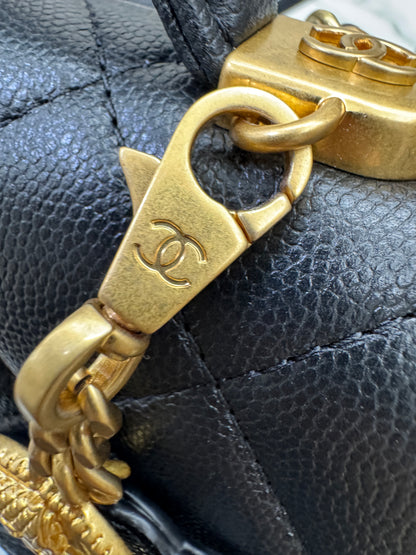 CHANEL 25B 四葉草郵差背包