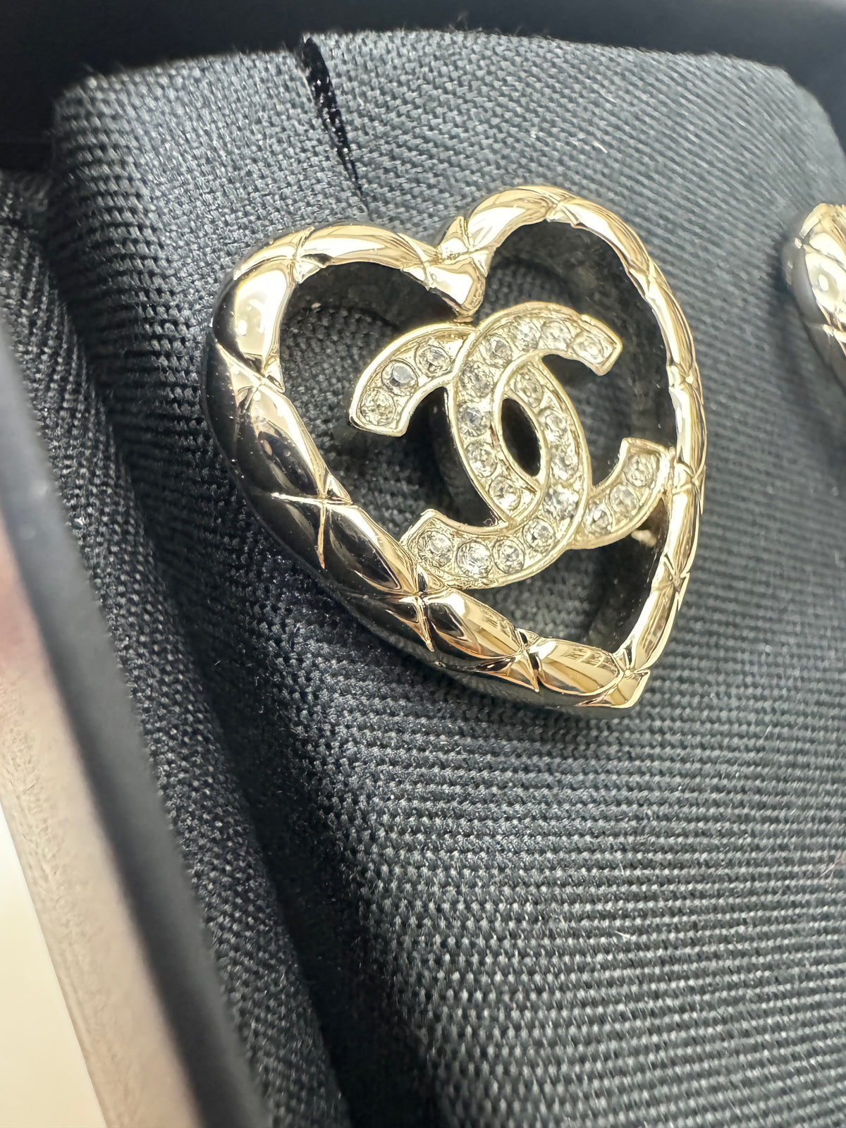 CHANEL 25A 愛心鏤空耳環