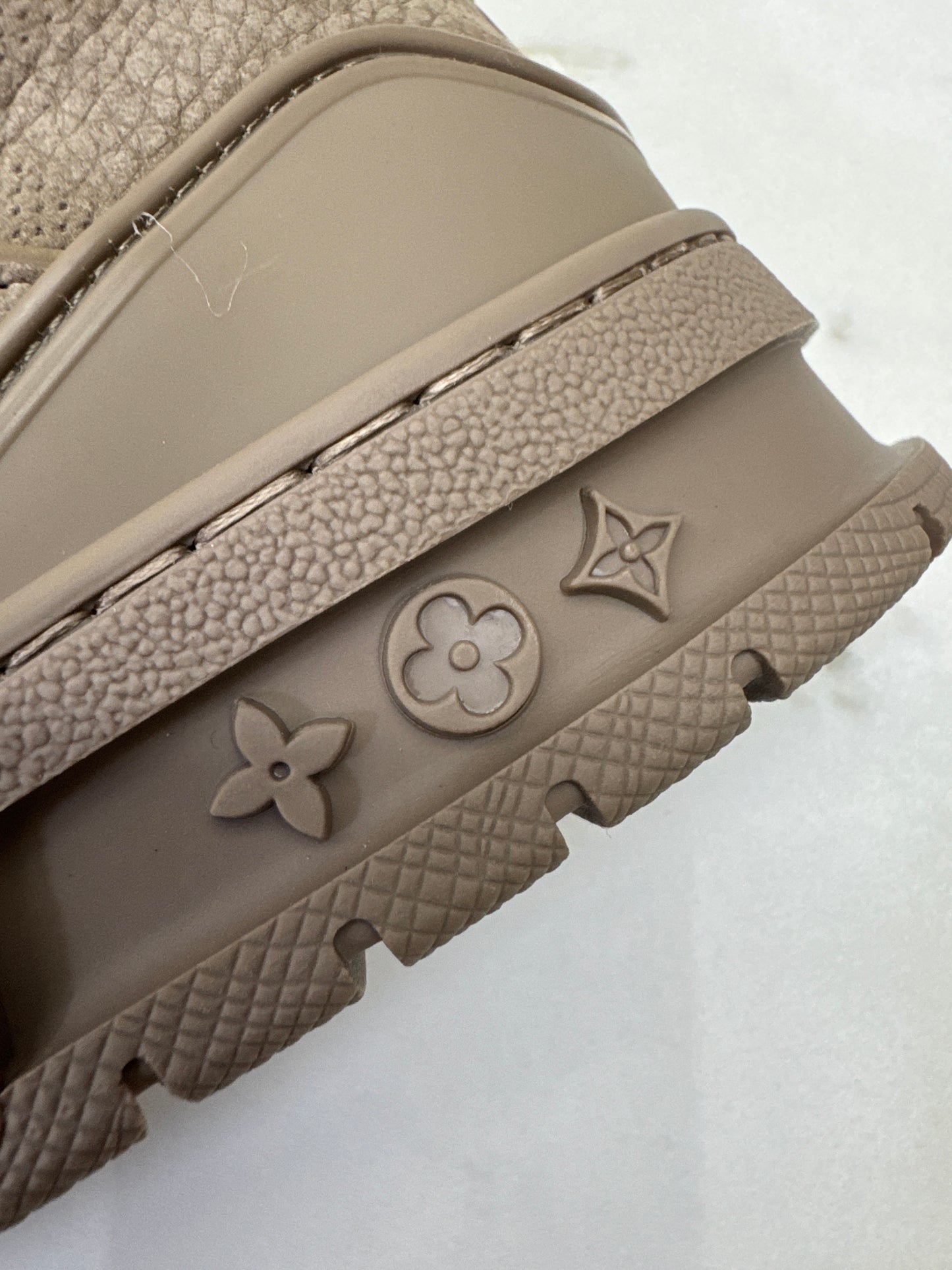 LV Trainer 大象灰 1AH618
