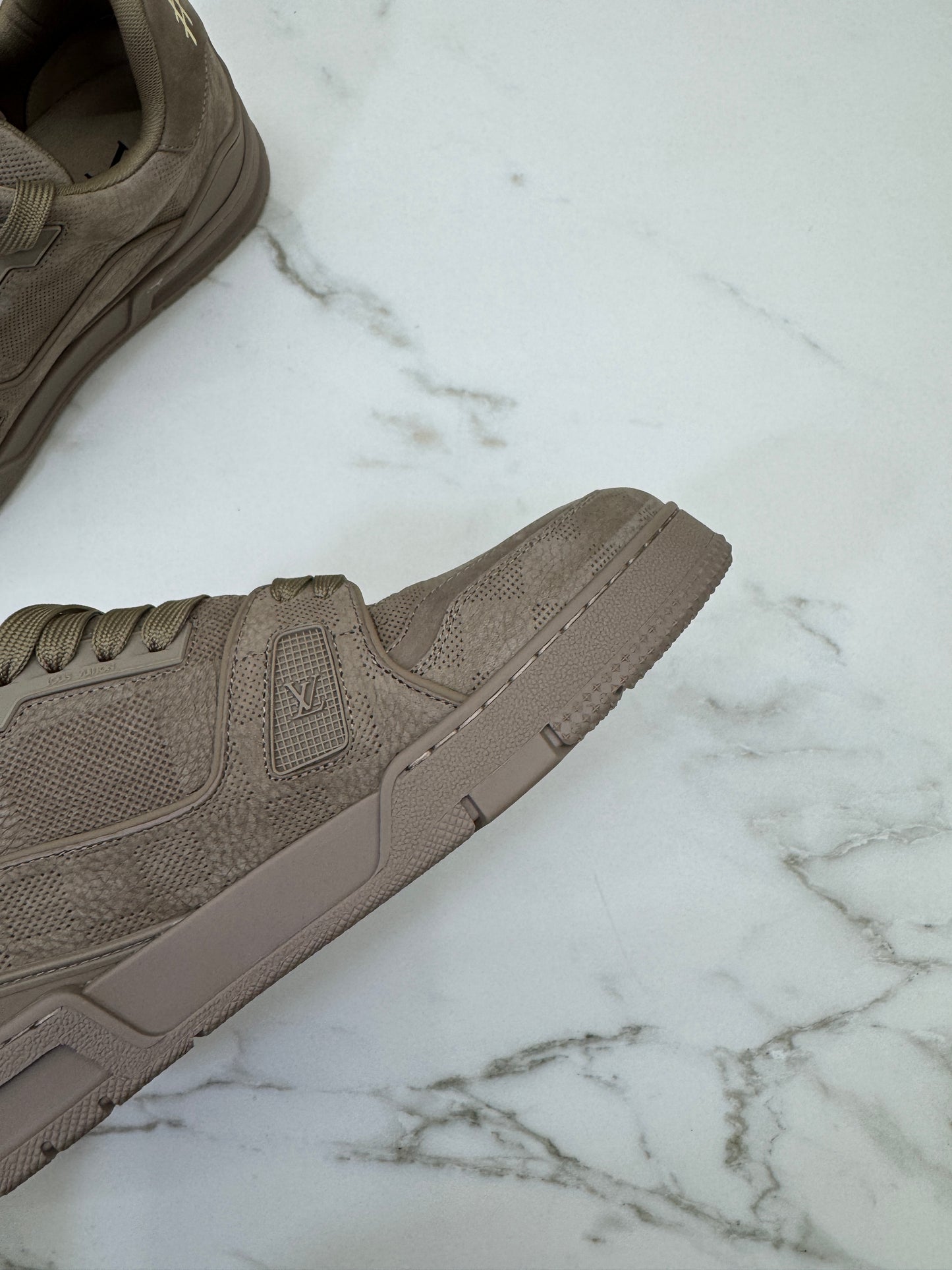 LV Trainer 大象灰 1AH618