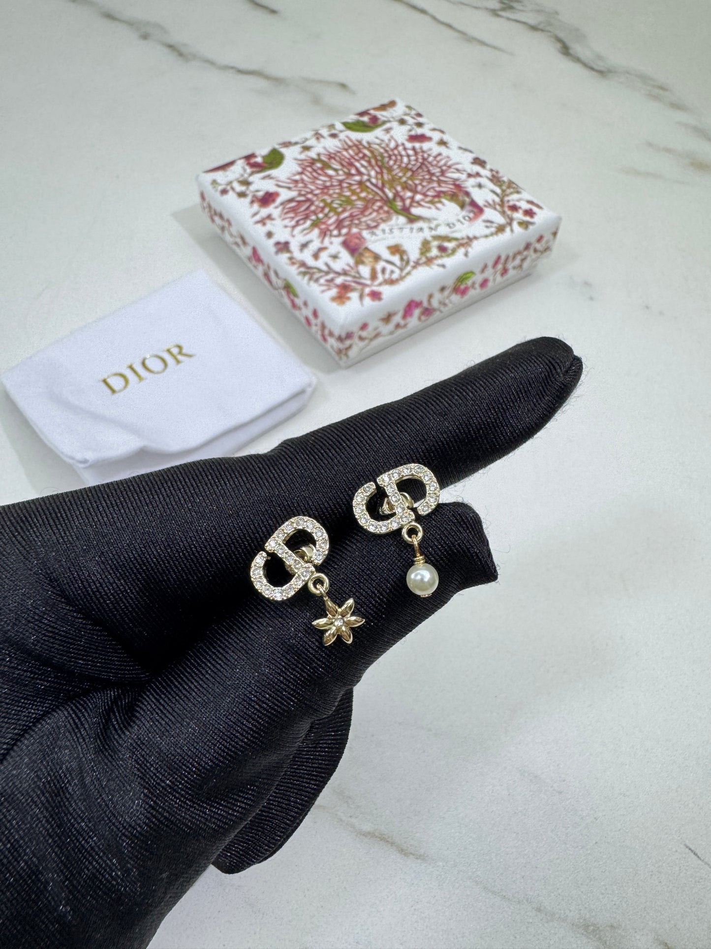 Dior Petit CD Daisy 耳環