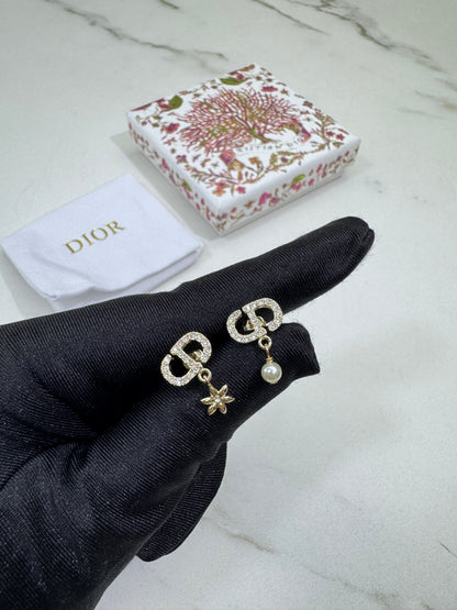 Dior Petit CD Daisy 耳環