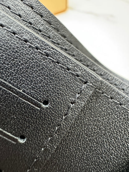 LV Multiple Wallet 黑色皮壓花