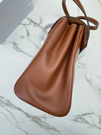 CELINE Soft 16 Medium 棕色