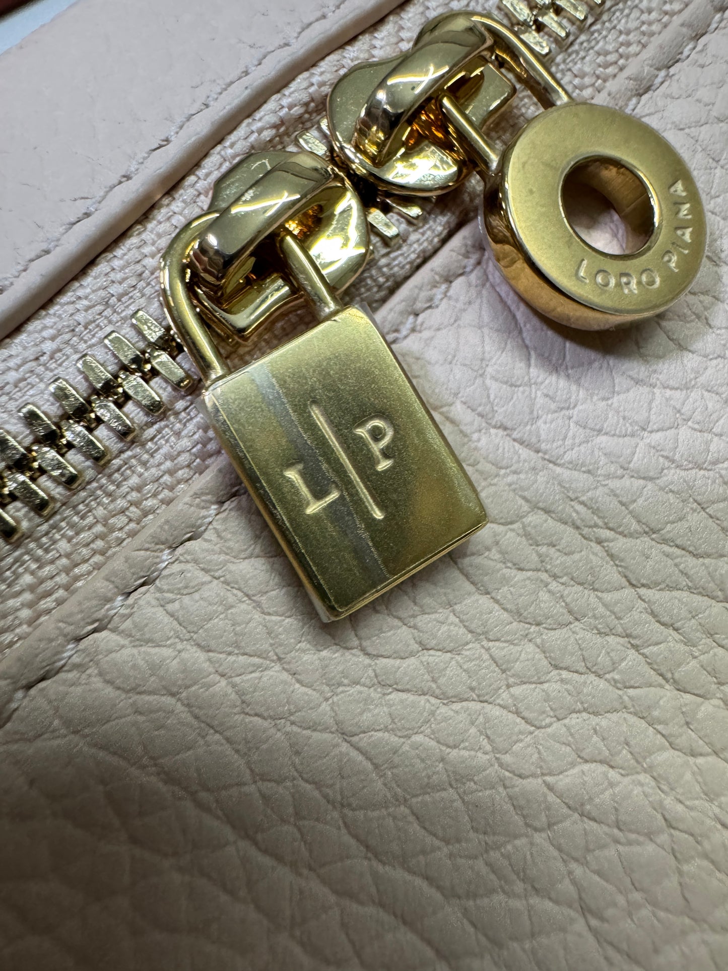 LORO PIANA Extra Pocket 19 奶油蜂蜜色 Creamed Honey