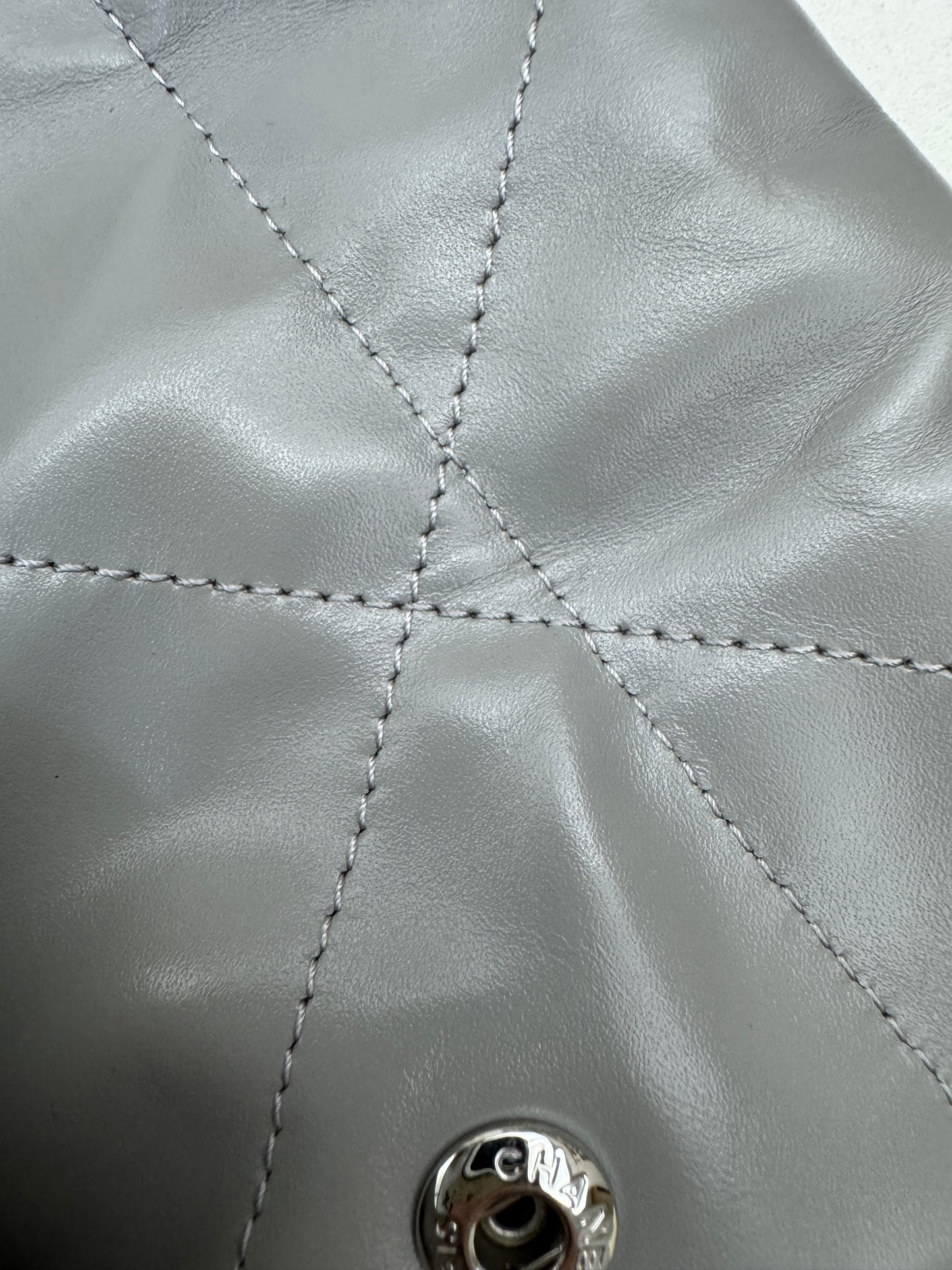 CHANEL 22 Bag Medium 23C淺灰色銀扣