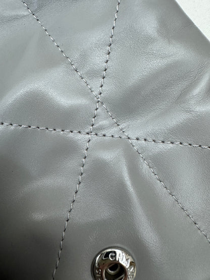 CHANEL 22 Bag Medium 23C淺灰色銀扣