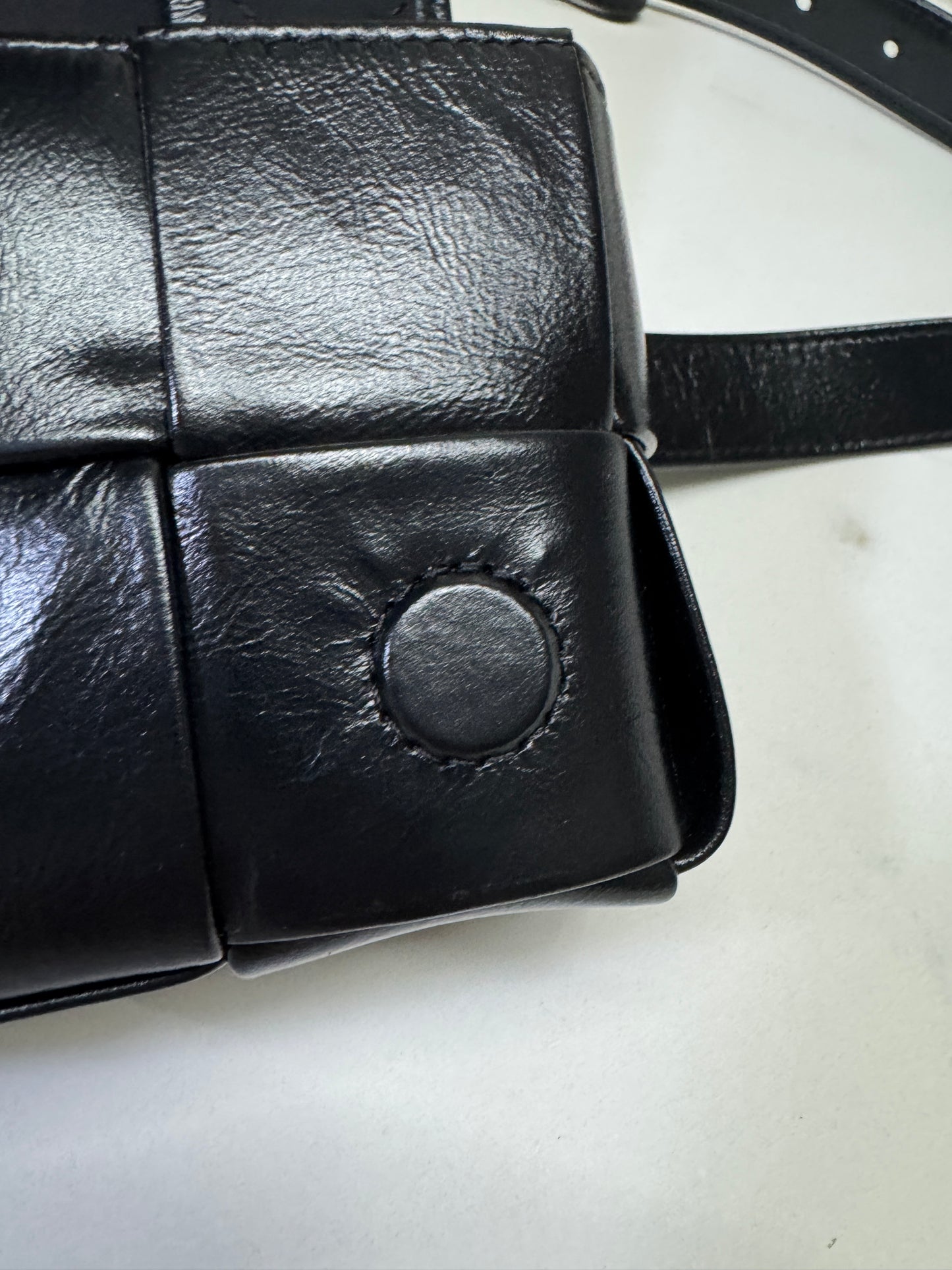 BV 8格油臘皮腰包