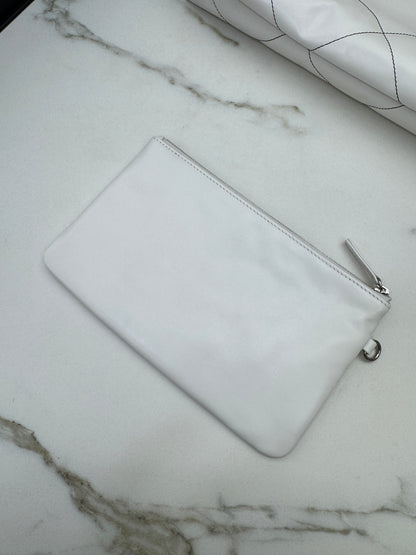 CHANEL 22Bag Medium 白色黑線