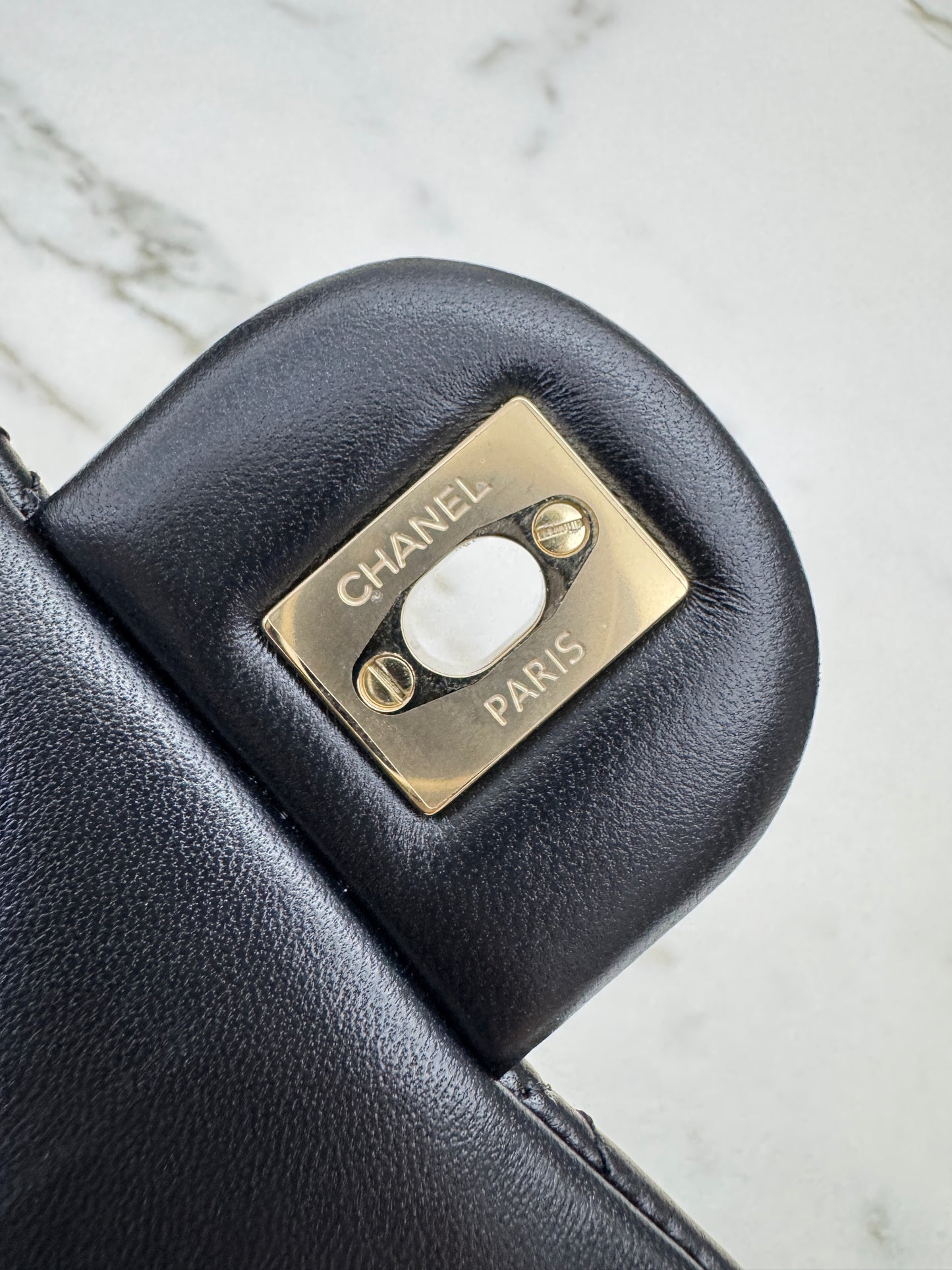 CHANEL 25K 亮面淺金球 Mini CF17 方胖子