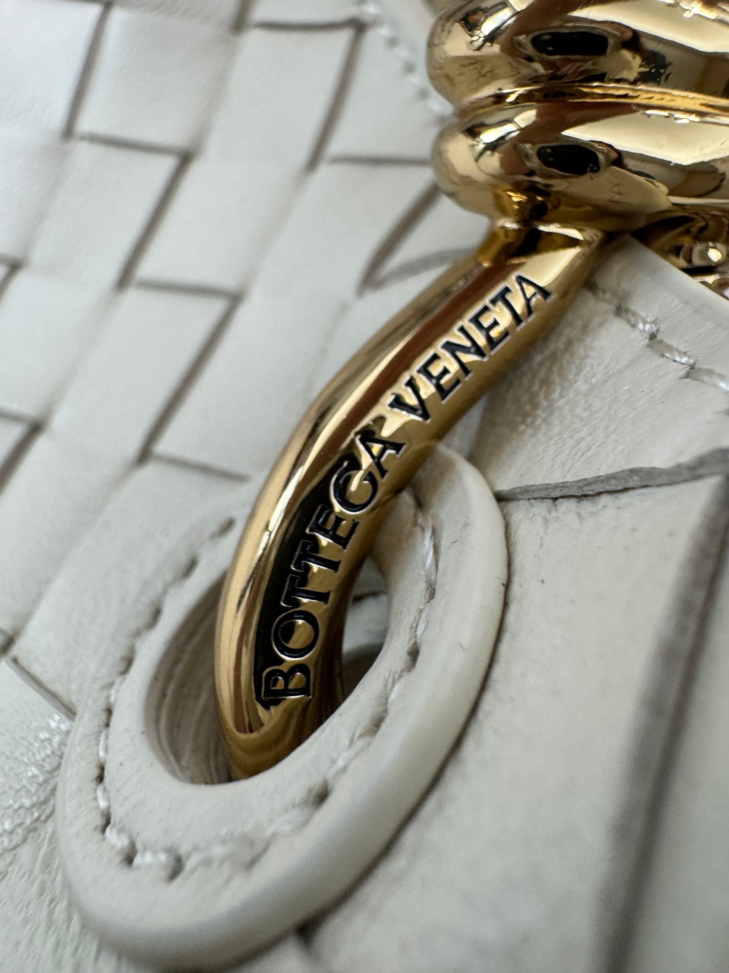 BV Parachute Small 海鹽白 Sea Salt