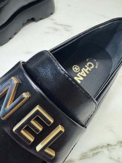 CHANEL 24B Loafer 字母樂福鞋
