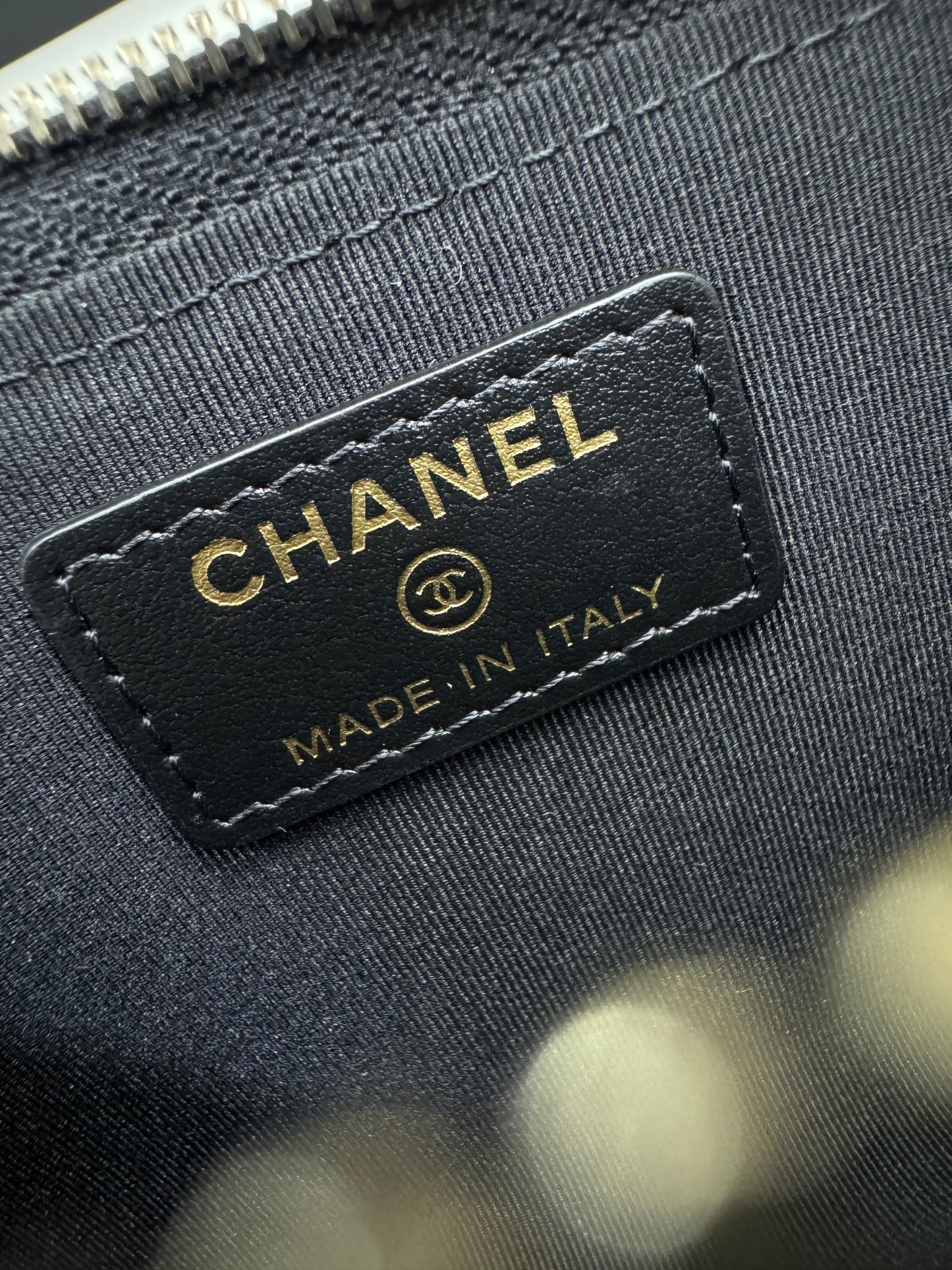 CHANEL L型拉鏈卡包 雕刻菱格扣