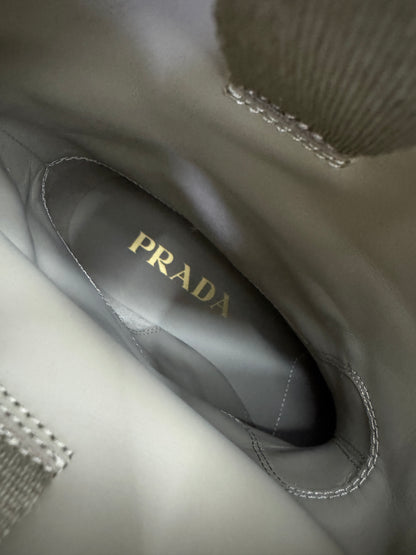 PRADA 卡其色麂皮中筒靴