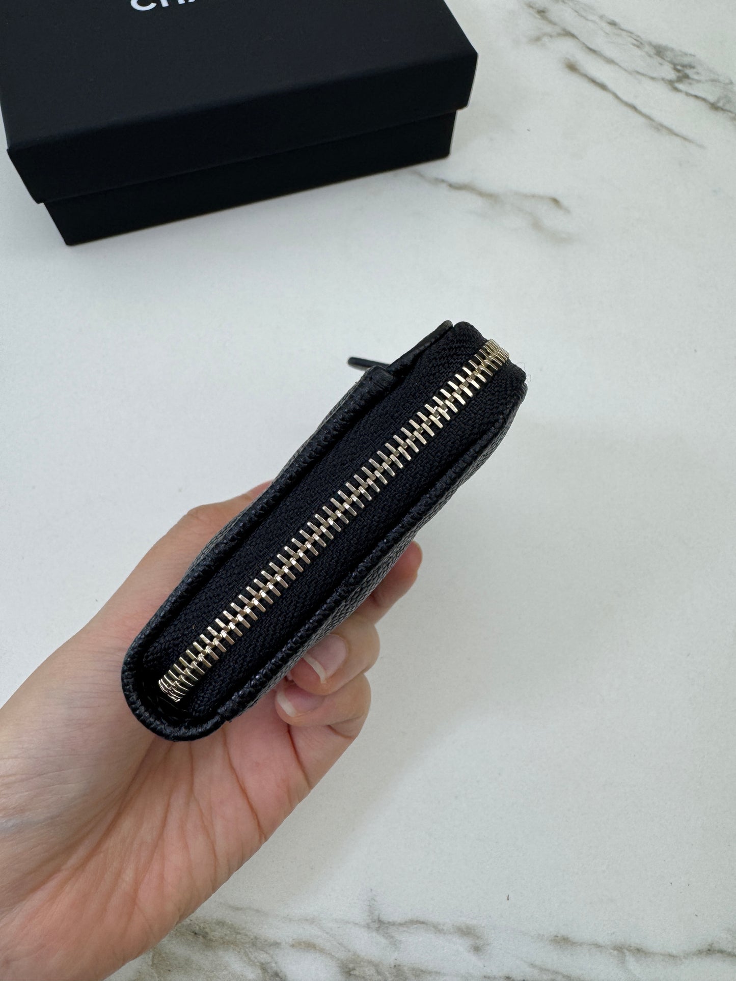 CHANEL 雕刻扣L型拉鏈小錢包