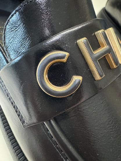 CHANEL 24B Loafer 字母樂福鞋