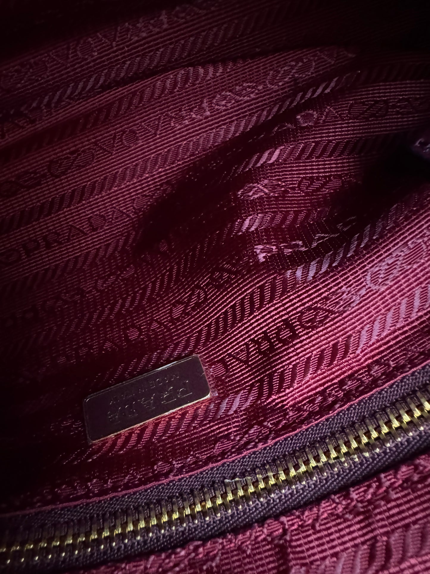 PRADA Bonnie Medium 酒紅油臘皮