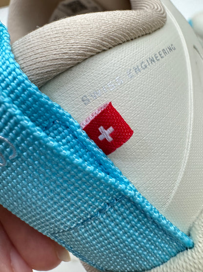 LOEWE X ON 8.0 淺米拼天藍色