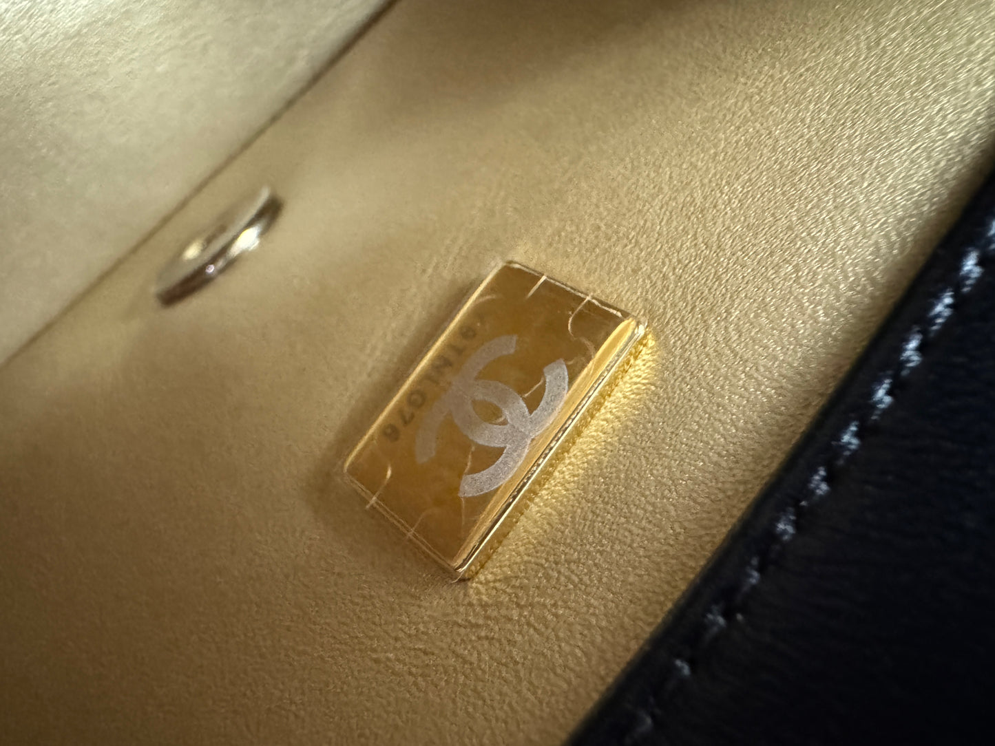 CHANEL 25K 亮面淺金球 Mini CF17 方胖子