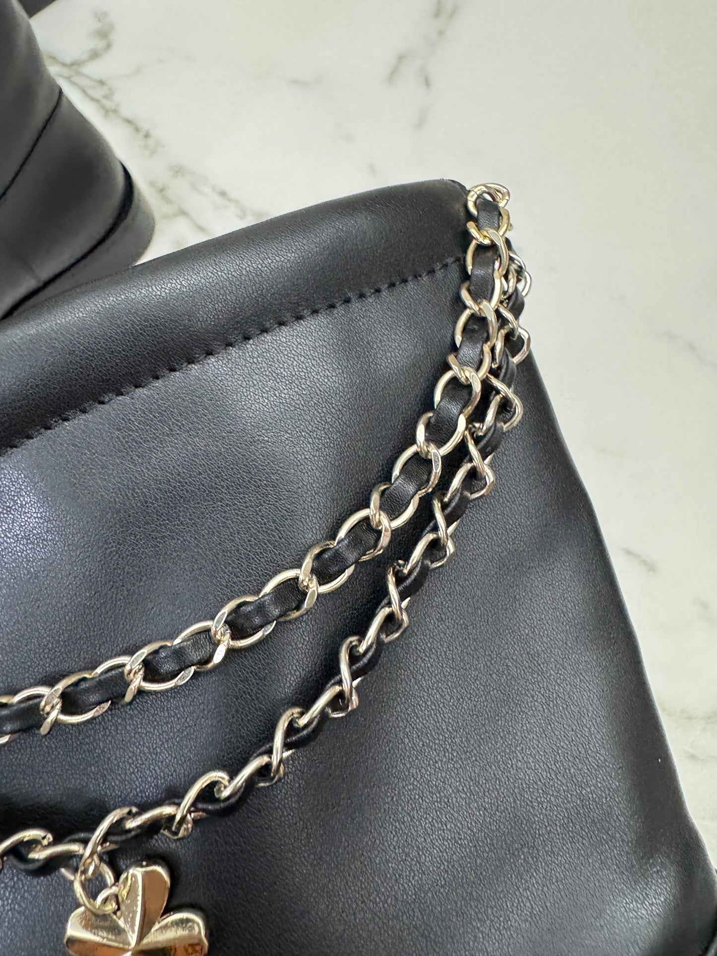 CHANEL 25B 四葉草鏈條短靴