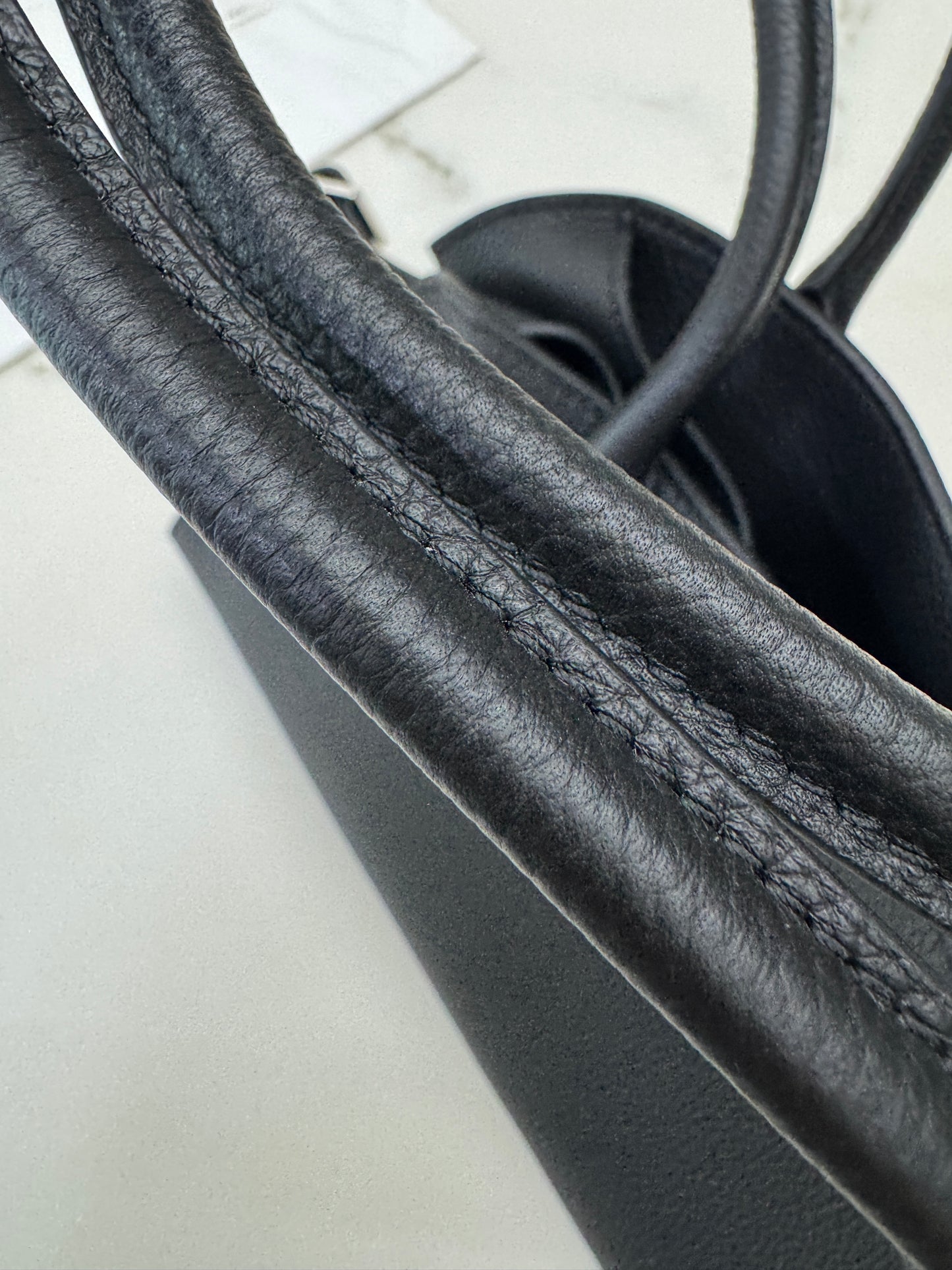 THE ROW Shoulder Marguax 12 黑色荔枝紋 Black Grained Calfskin
