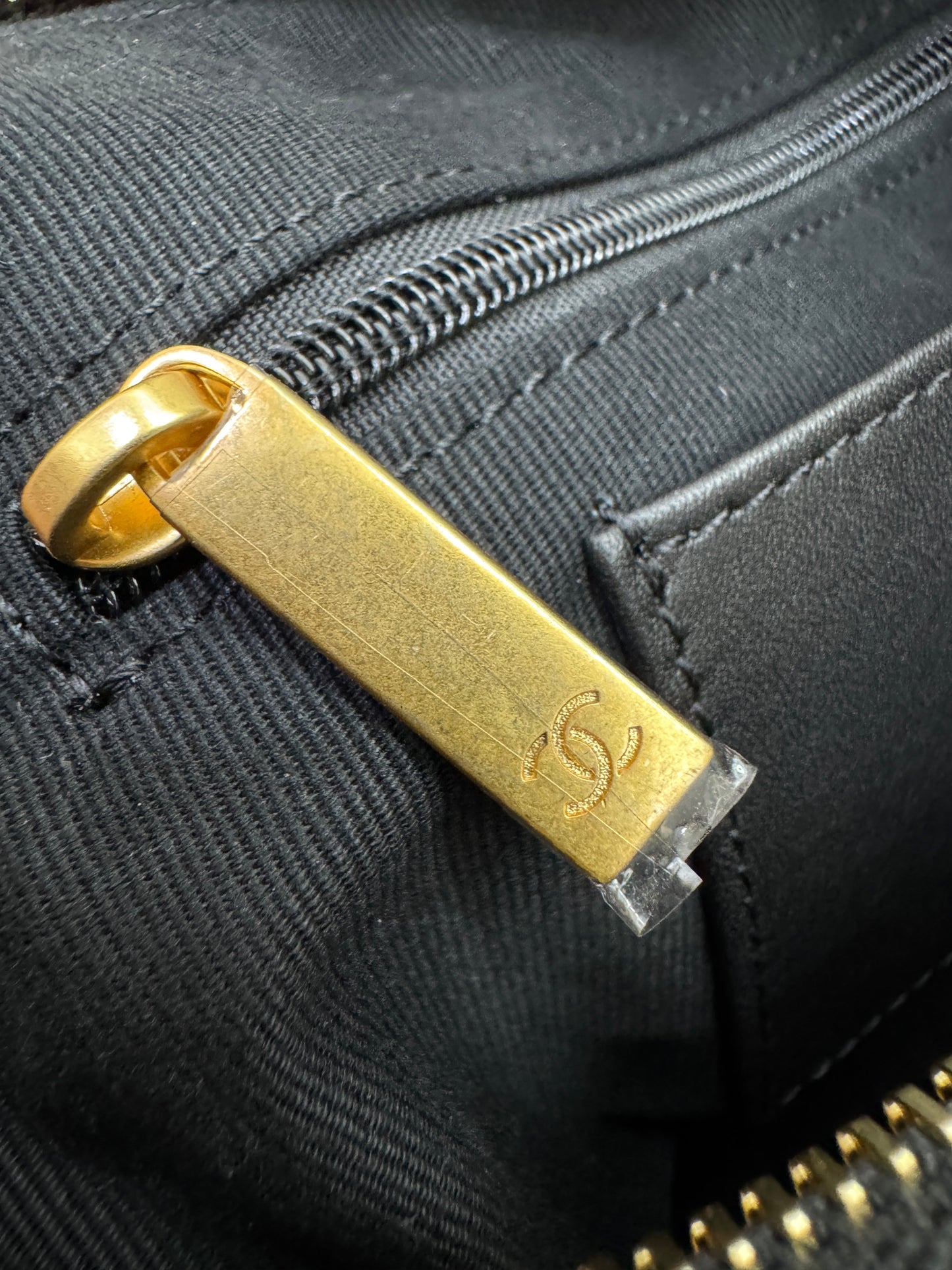 CHANEL 25C 多口袋Hobo 黑色
