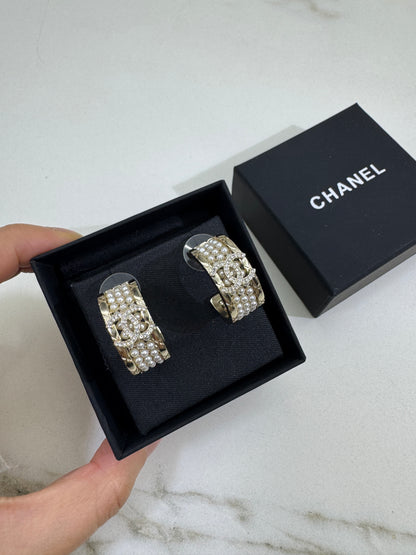 CHANEL 25A 珍珠圈形耳環