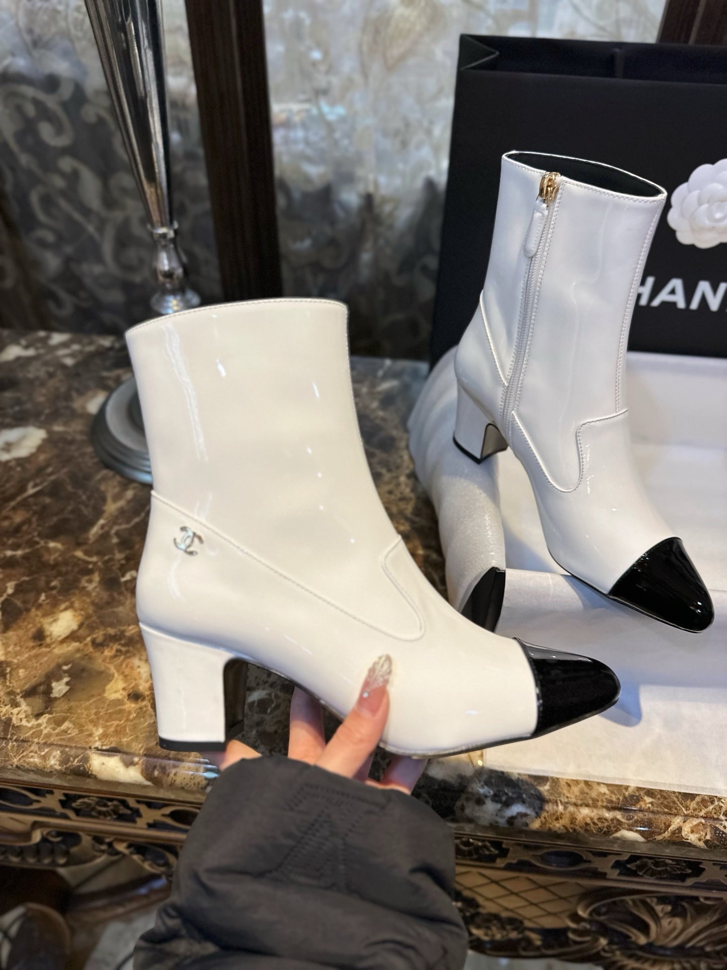 CHANEL 尖頭粗跟短靴 黑白 23B