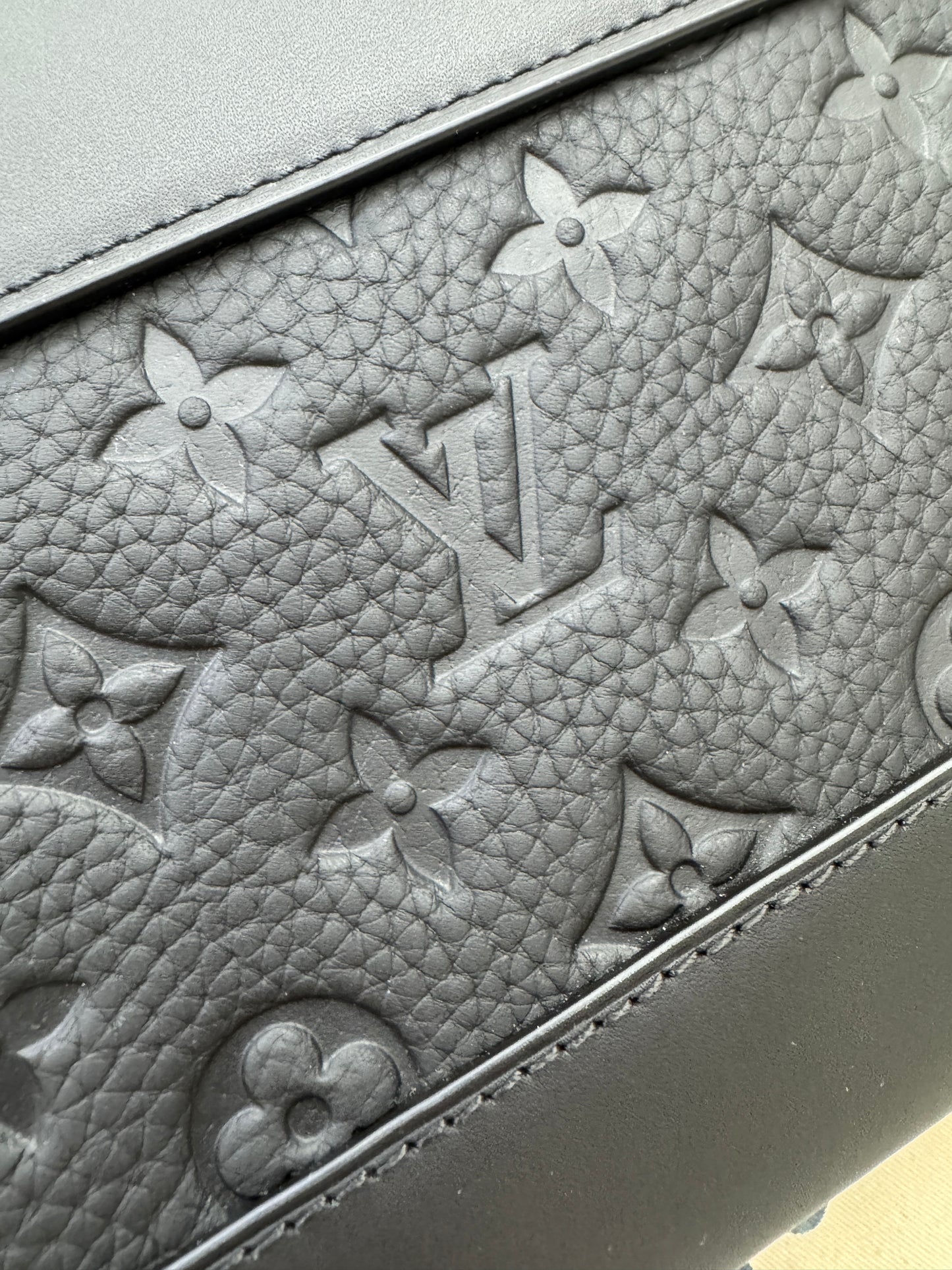 LV Steamer PM Ultra Black