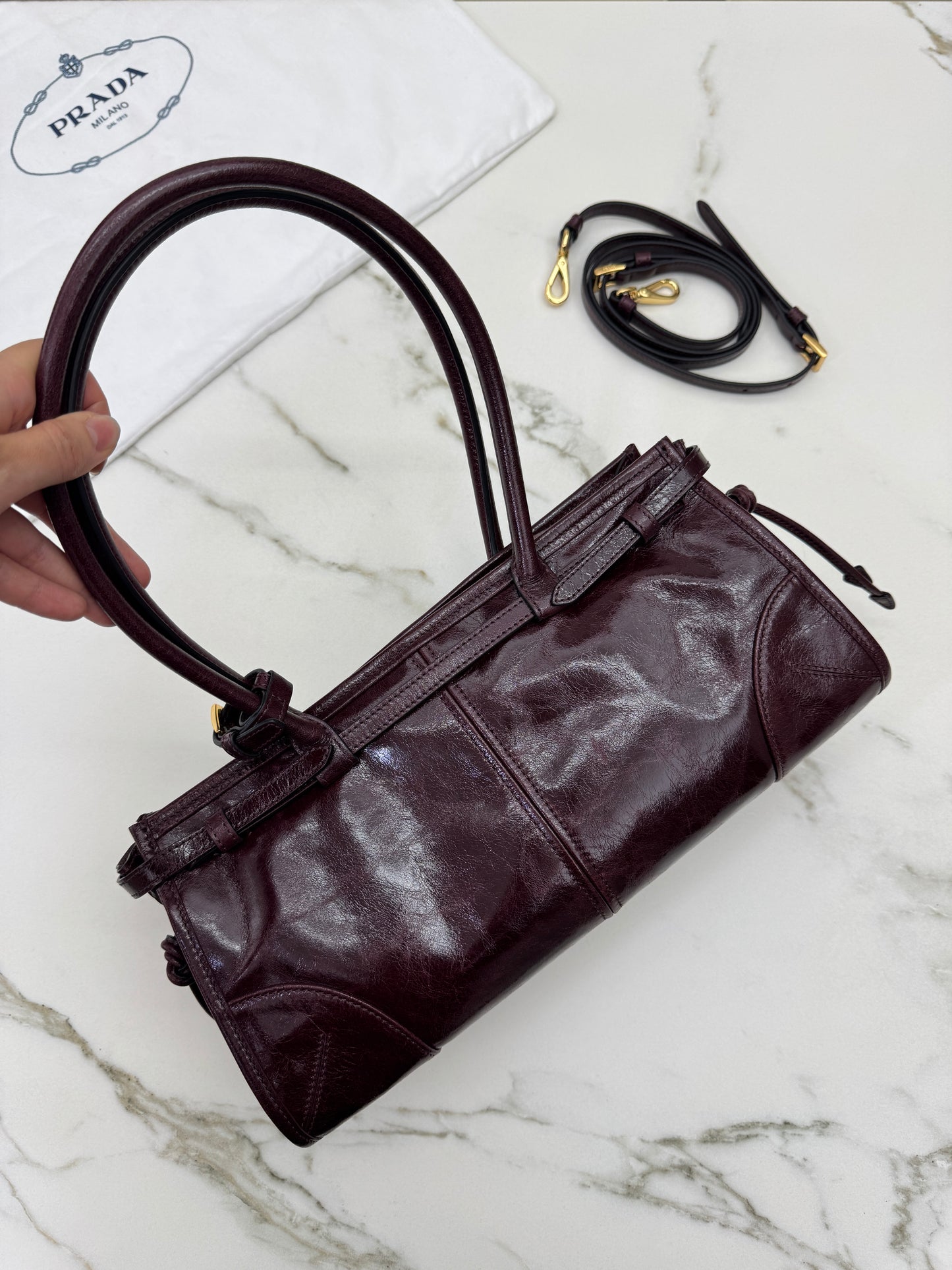 PRADA Bonnie Medium 酒紅油臘皮