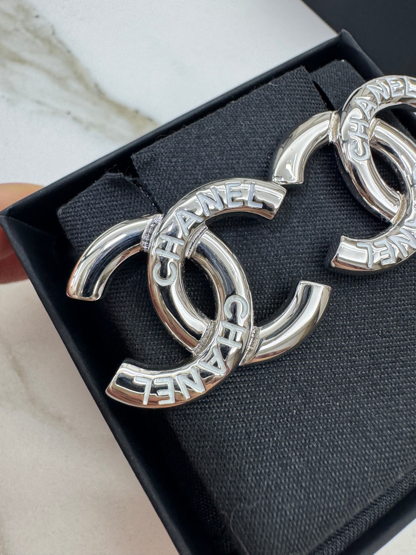 CHANEL 25C 白色琺瑯字母 銀色耳環