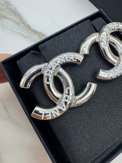 CHANEL 25C 白色琺瑯字母 銀色耳環