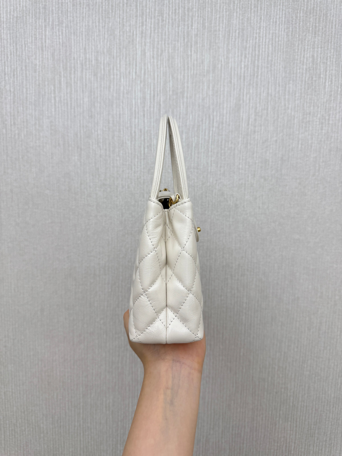 CHANEL Kelly 白色皺紋光面牛皮