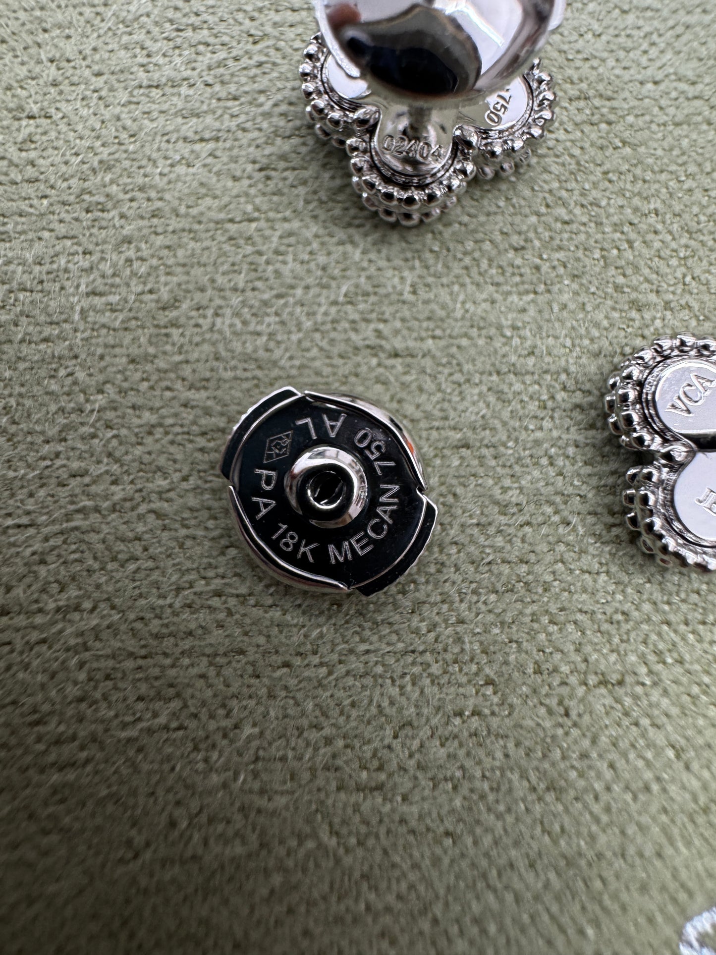 VCA Sweet Alhambra Earrings 白金色白貝母耳環
