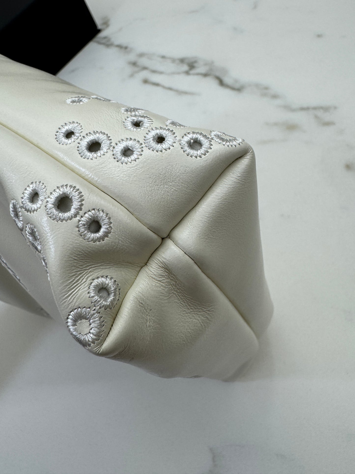 CHANEL 22Bag Mini 鏤空Logo