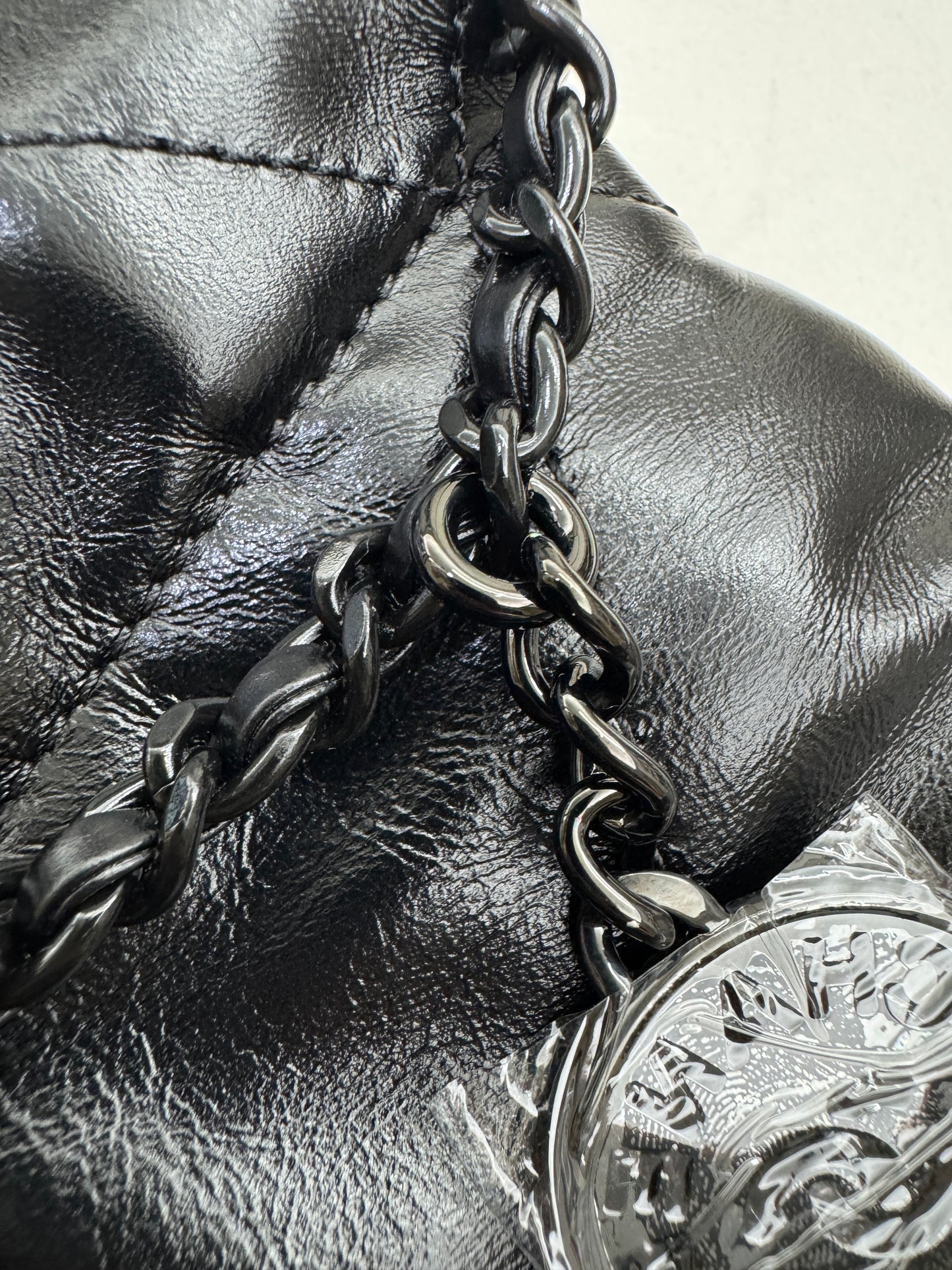 CHANEL Mini 22 Bag So Black 油蠟牛皮