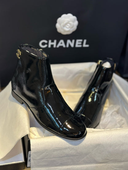 CHANEL 皺漆皮短靴￼23A