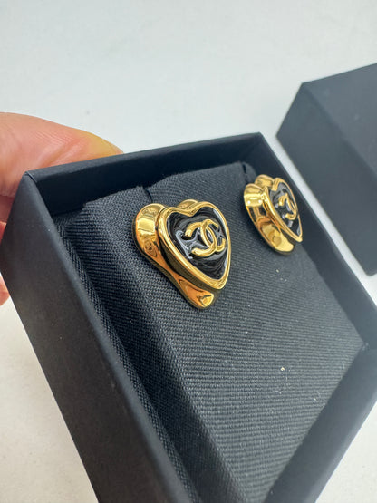 CHANEL 25A 黑色愛心琺瑯耳環
