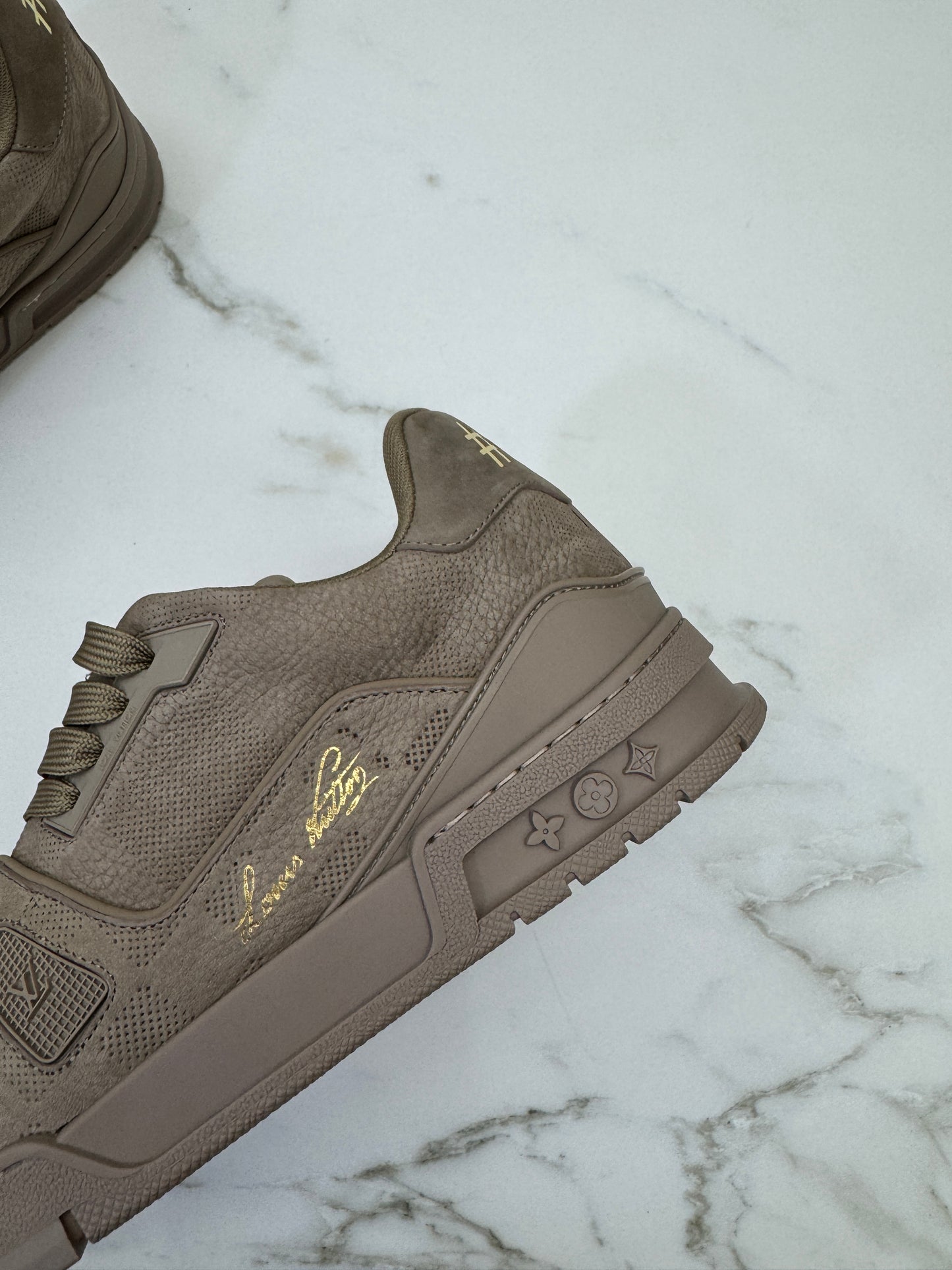 LV Trainer 大象灰 1AH618
